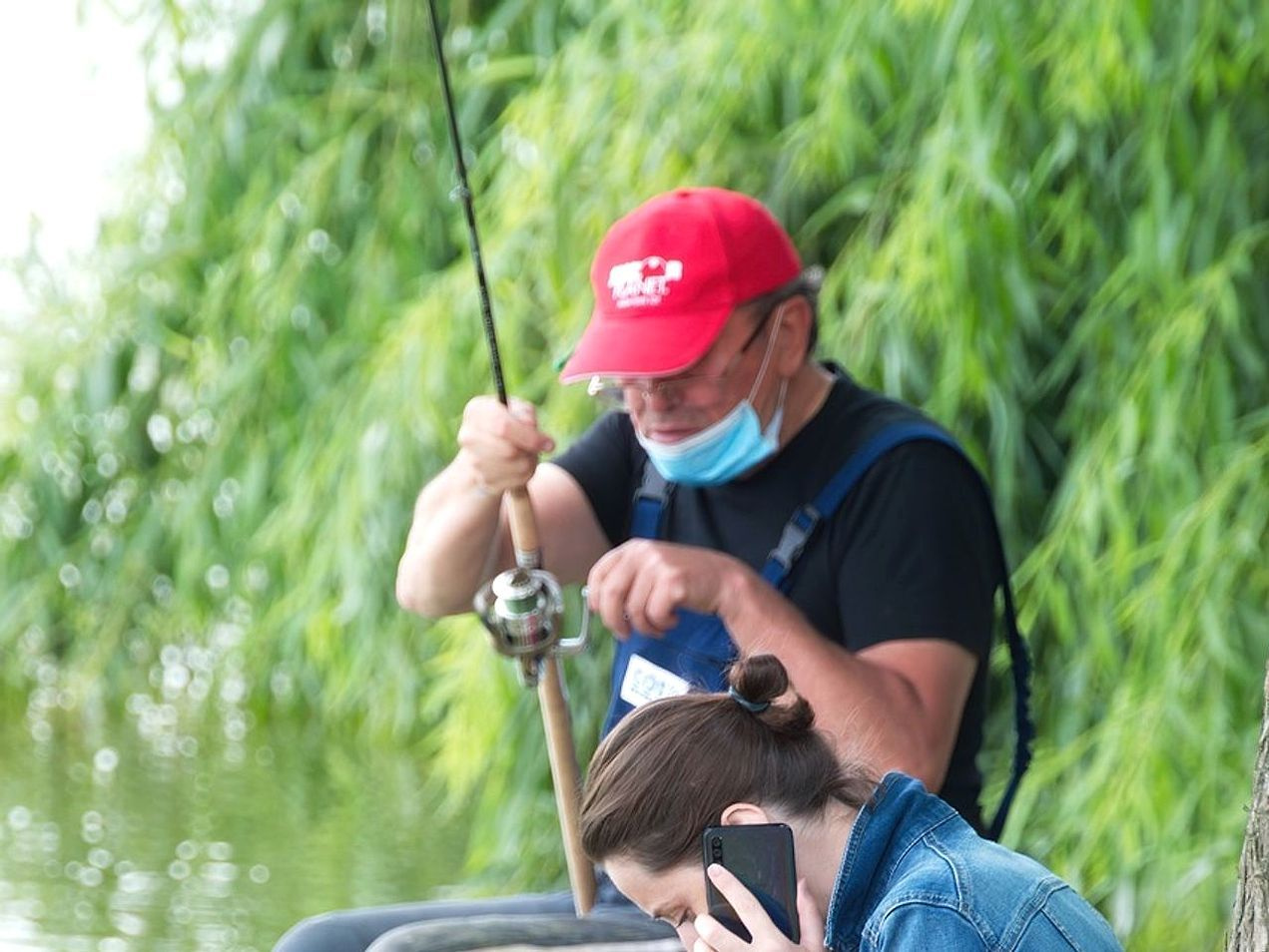 Uma mochila de pesca organizada sobre uma pedra plana